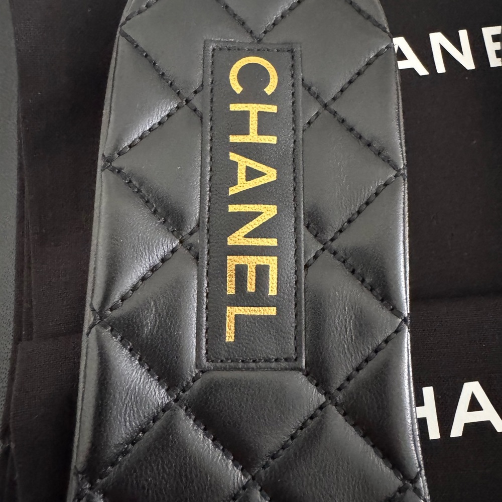 Brand New (NIB) CHANEL Goatskin Quilted Interlock CC Mules/Sandals/Slides Sz 40 - Picture 6 of 10